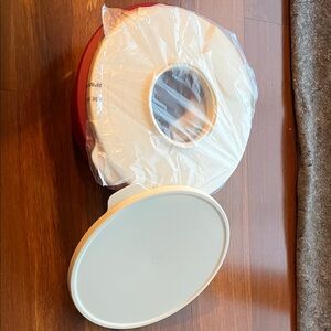 NEW Tupperware 14 3/4 Cup Ultimate Mixing Bowl w Splash Guard & Lid in Burgundy